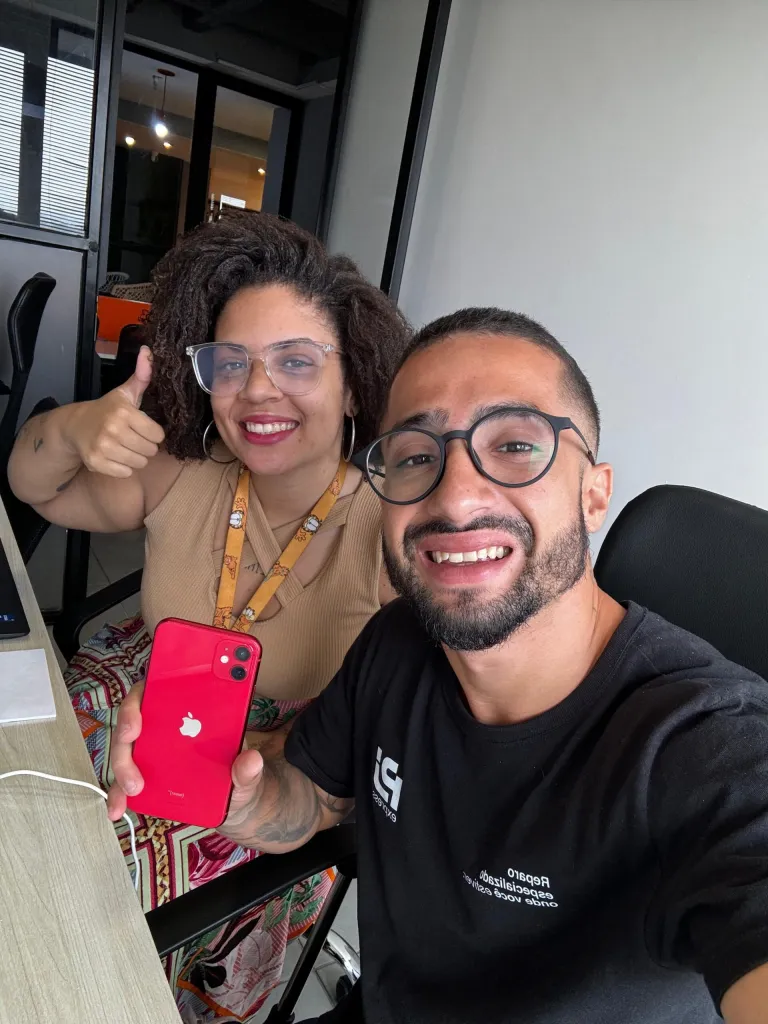 cliente feliz com o reparo em seu iPhone