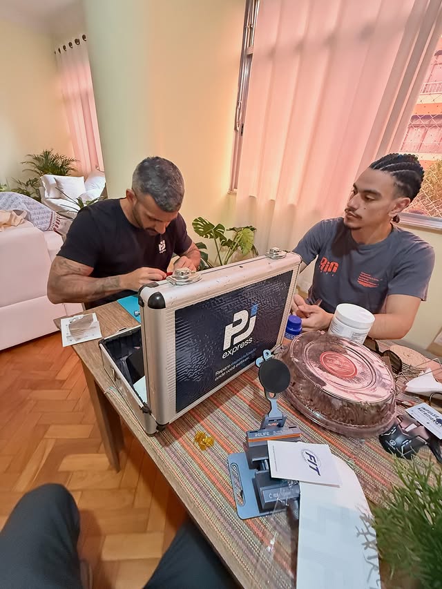 cliente feliz com o reparo em seu iPhone