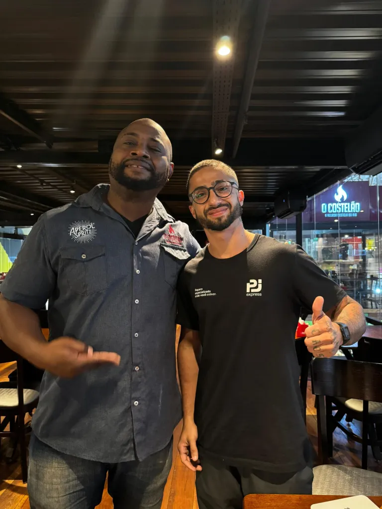 cliente feliz com o reparo em seu iPhone