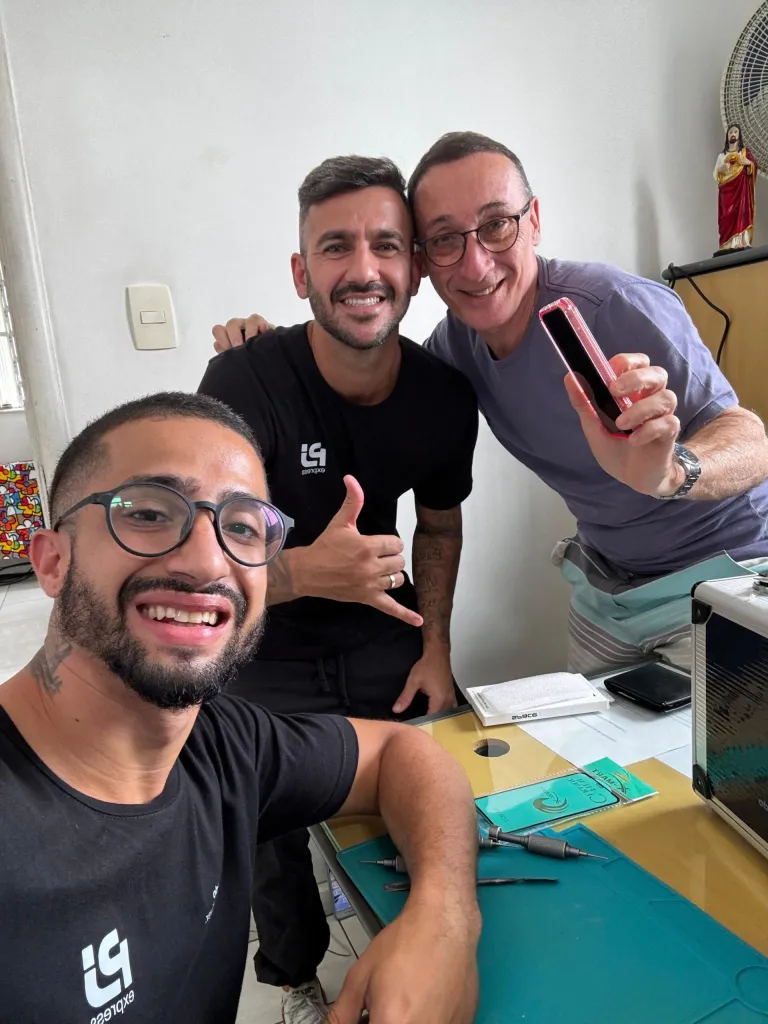 cliente feliz com o reparo em seu iPhone