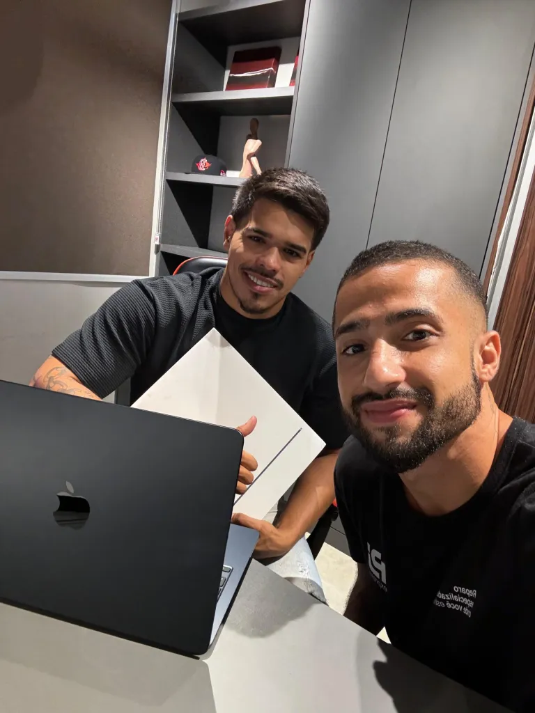 cliente feliz com o reparo em seu iPhone