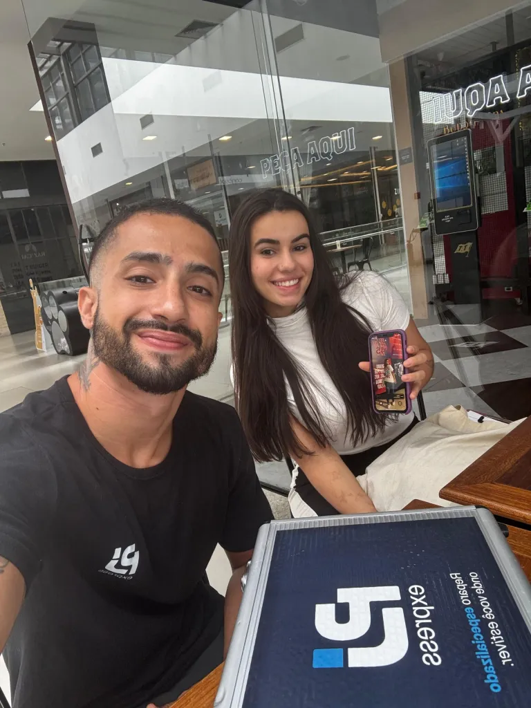 cliente feliz com o reparo em seu iPhone