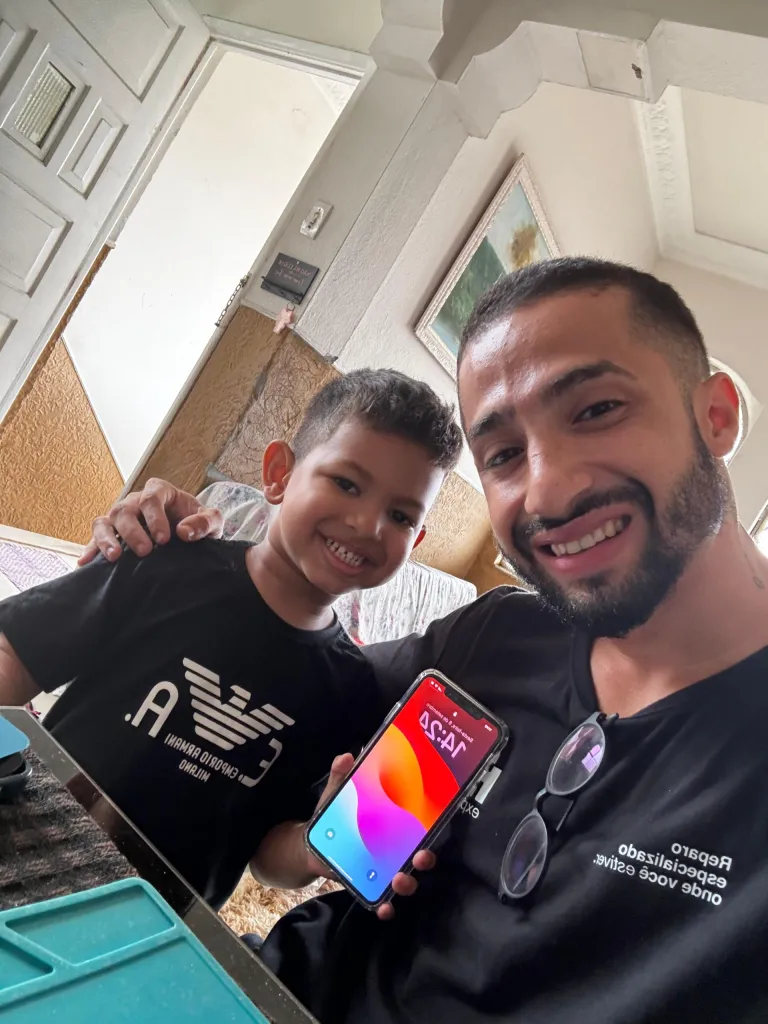 cliente feliz com o reparo em seu iPhone