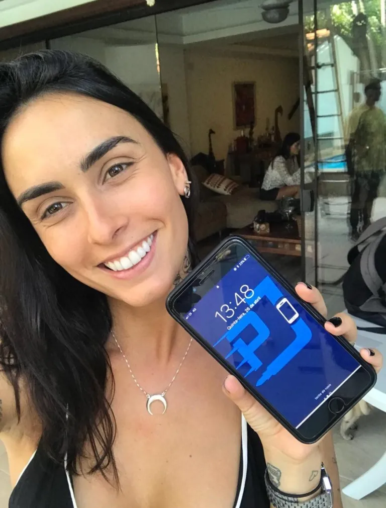 cliente feliz com o reparo em seu iPhone